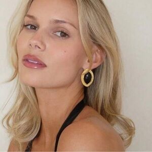 Black and gold earring